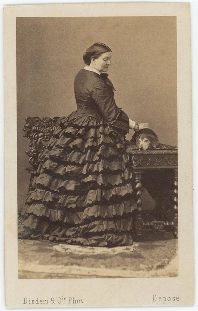 CDV CIRCA 1865. Une petite fille avec robe en pose par Bayard & Bertall
