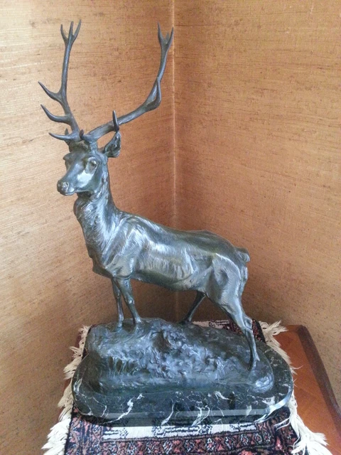 Bronze animalier représentant un cerf - Signé -  1930-1940