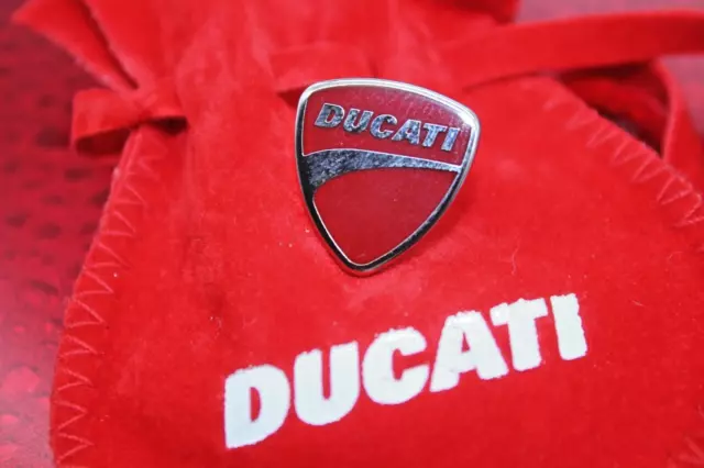 Emblema con logotipo rojo original Ducati + bolsa roja solapa insignia Panigale Superbike