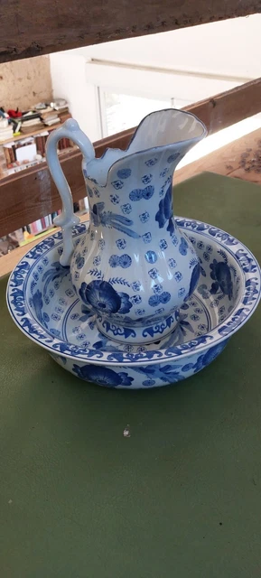 Ancien Broc De Toilette En Faïence Crème Et Bleu - Style Art Déco, Motif Floral