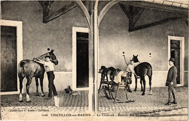 CPA AK CHATILLON-en-BAZOIS Le Chateau-Entrance des Ecuries (421247)