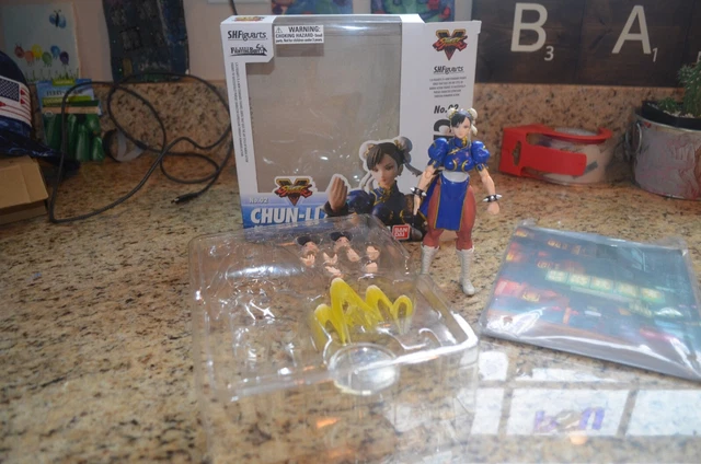 Bandai S.H. Figuarts Street Fighter Series CHUN-LI figure & original package Bandai S.H. Figuarts Street Fighter Series CHUN-LI figure & original package