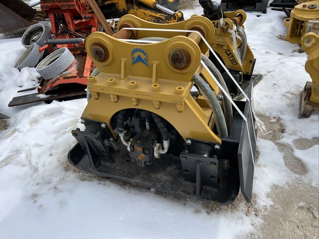 Excavator plate compactor with push blade Fits Cat 312 313 314 65 mm pins New Excavator plate compactor with push blade Fits Cat 312 313 314 65 mm pins New