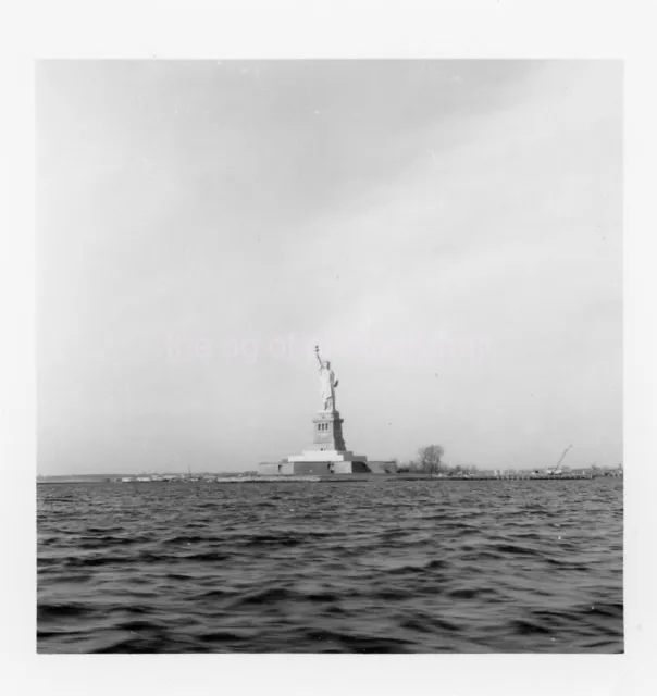 STATUE OF LIBERTY Vintage FOUND PHOTO b+w Snapshot NEW YORK 39 LA 91 K