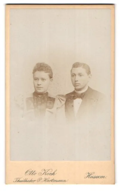 Fotografie Otto Koch, Husum, Markt 7, Junges Paar in modischer Kleidung