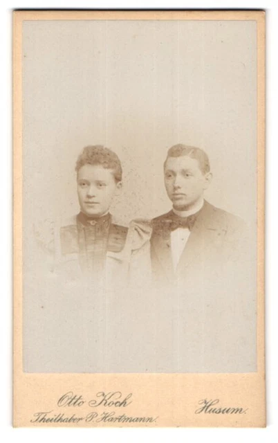 Fotografie Otto Koch, Husum, Markt 7, Junges Paar in modischer Kleidung