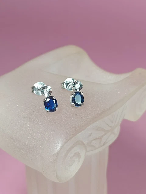 Boucles D'oreilles Or Blanc 14 Carats Avec Saphir Synthétique Et Petits Diamants - Occasion