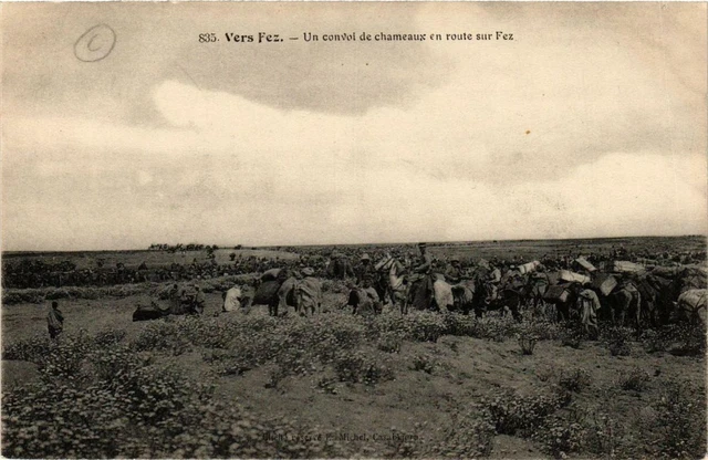 CPA AK Vers FEZ Un convoi de chameaux en route sur FEZ MAROC (688494)