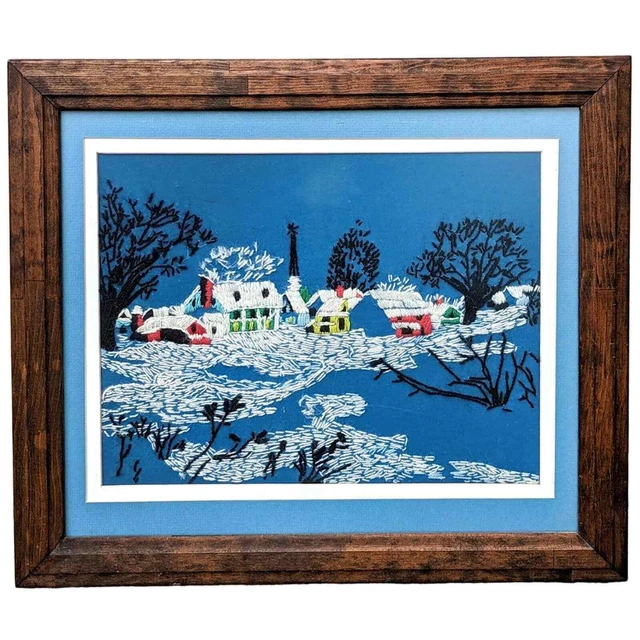 De colección años 70 Crewel Art Cottage Town Textil Bordado Enmarcado Azul MCM 18x21