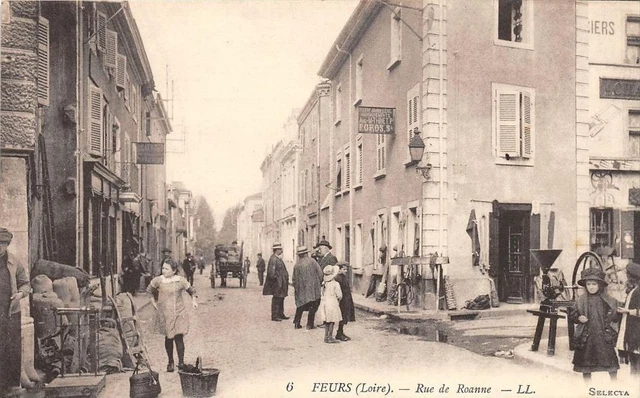 CPA 42 RUE DE ROANNE FIRES (beautiful animation not common)