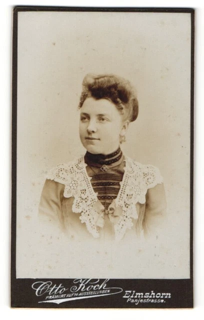 Fotografie Otto Koch, Elmshorn, Portrait charmantes Fräulein in bestickter Blus