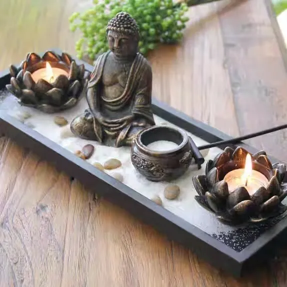 Zen - Garten mit Buddhafigur für entspannende Atmosphäre. 