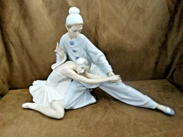 Large Lladro Figurine entitled: “Closing Scene” #4935 BALLERINA AND JESTER