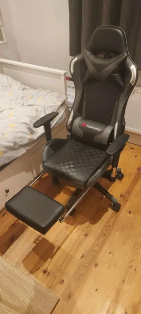gaming chair with footrest 2