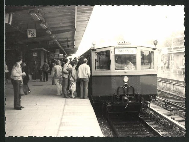Fotografie Fotograf unbekannt, Ansicht Berlin, S-Bahn Sonderzug steht im Bahnho