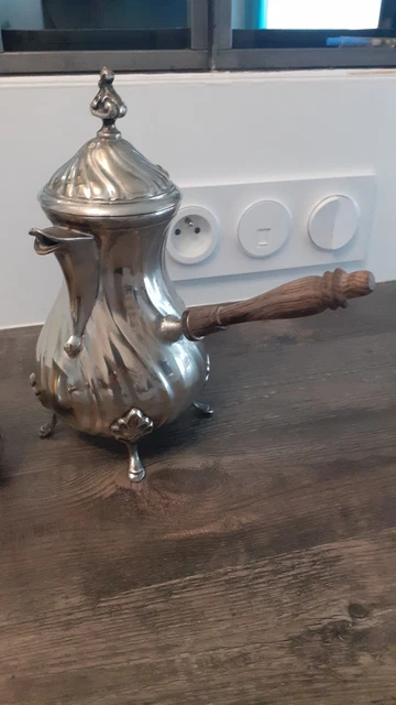 Service à thé en métal argenté 4 pièces. Cafetière, théière, pot à lait et sucrier. Très bon état. - France