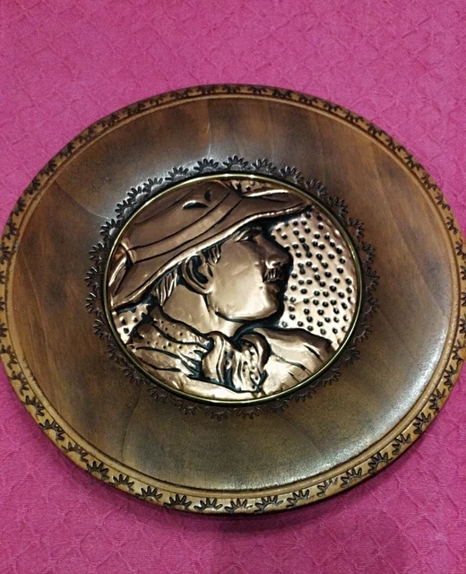 Plaque murale en cuivre repoussé – scène africaine signée KALEBUKA B - Décoration