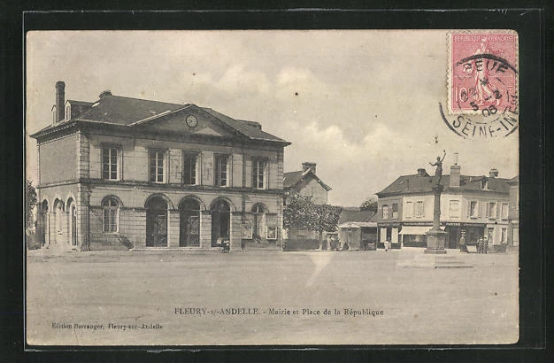 CPA Fleury-sur-Andelle, Mairie et Place de la République, vue générale avec des