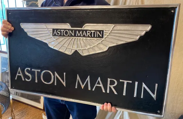 Aston Martin Plaque Énorme Fonte Aluminium Poli Ailes Aston Plaque Signe Argenté