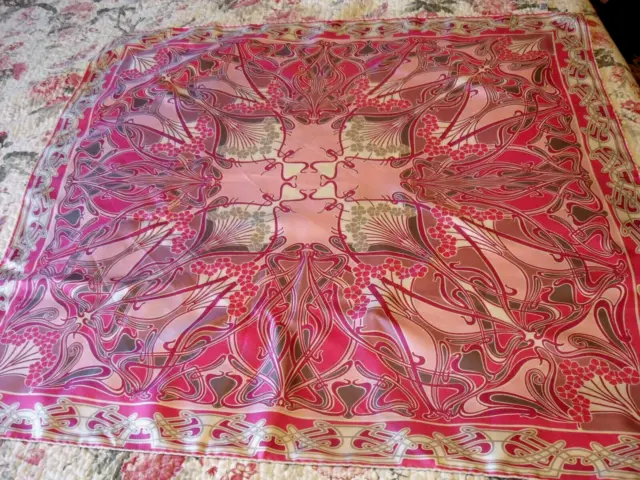 Sciarpa di seta vintage Liberty, design rosa Ianthe, arrotolata a mano