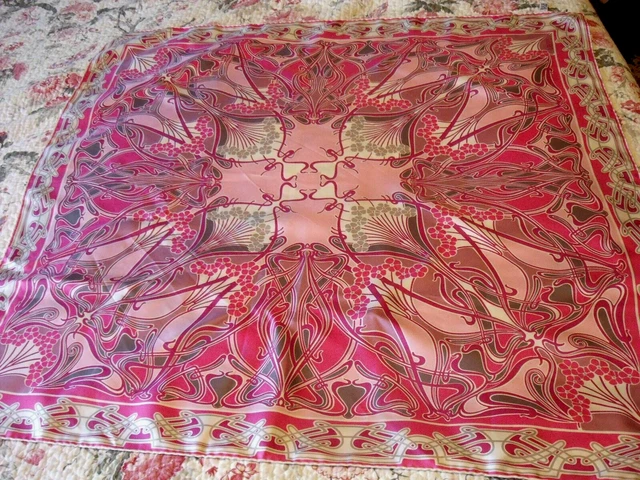 Sciarpa di seta vintage Liberty, design rosa Ianthe, arrotolata a mano
