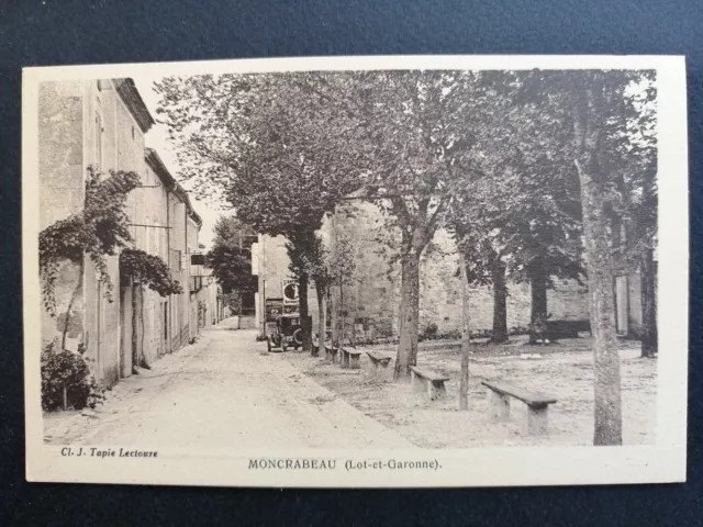 cpa Rare 47 - MONCRABEAU (Lot et Garonne) Rue Principale Place Bancs Automobile