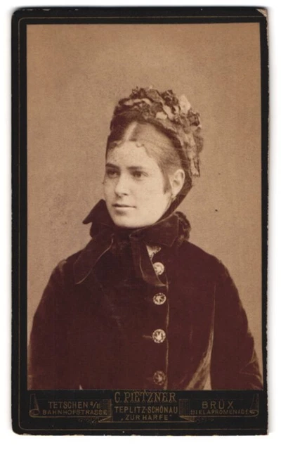 Fotografie C. Pietzner, Tetschen a. E., Bahnhofstrasse, Junge Dame mit Hochstec
