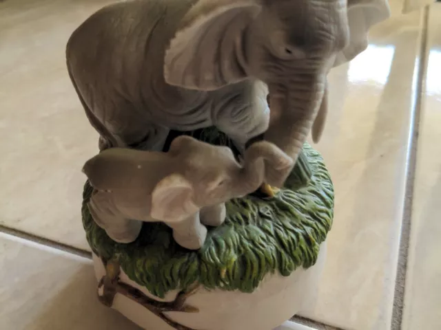 Vtg ELEPHANT & BABY MUSIC BOX FIGURINE   Porcelain Ceramic  SHARING FOOD