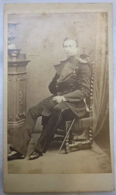 109. CdV Offizier in Uniform mit Säbel um 1860 - 1870