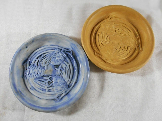 Paire De Bessous De Bouteille / Vide Poche " Pomme De Pin " En Biscuit