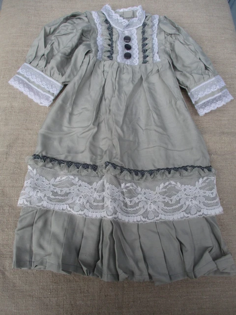 Jolie robe tissu soyeux et dentelle ancienne pour poupée ancienne