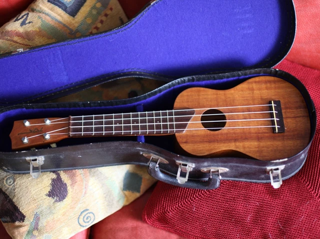 Vintage Kamaka Gold Label KOA Wood, Soprano UKULELE w/Case Vintage Kamaka Gold Label KOA Wood, Soprano UKULELE w/Case
