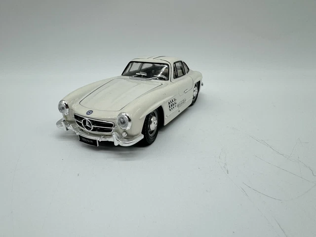 BURAGO MERCEDES 300 SL ech 1/18 452 blanche voiture miniature/jpj27 EUR 10,00 - FR