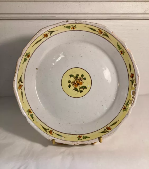 Belle assiette en faience de Nevers. Décor de fleurs sur fond ocre. Vers 1800.