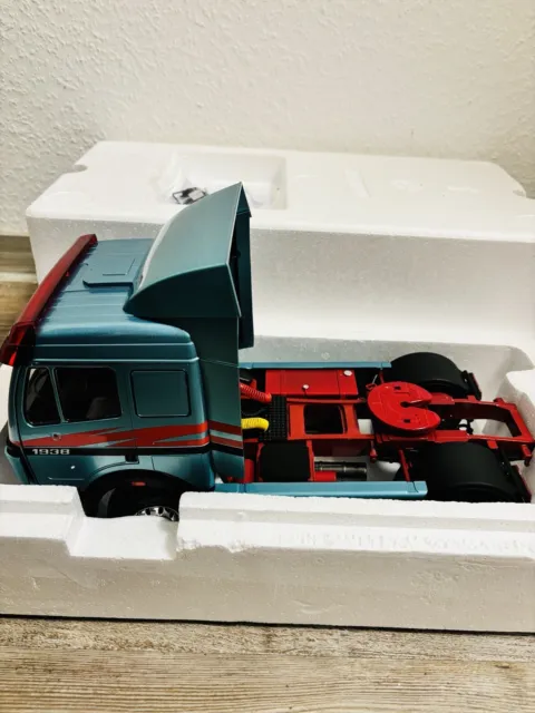 Mercedes 1:18 Sk 2 towing vehicle 1994 turquoise-metallic/rot Lackierung Defect.