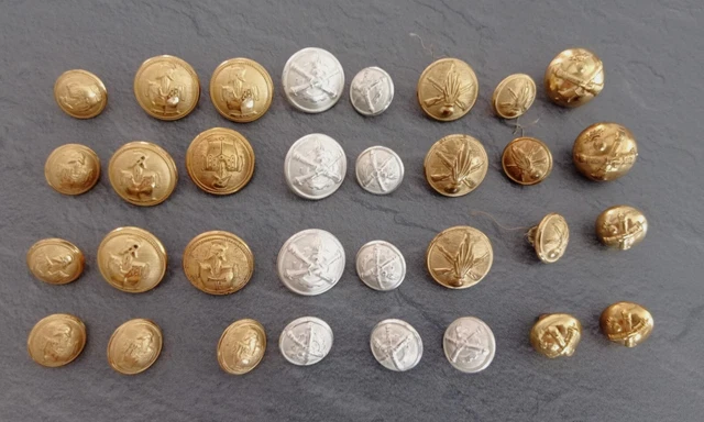 Gros Lot De Boutons Anciens + Boîte + Divers - Occasion - Pour Créations, Couture