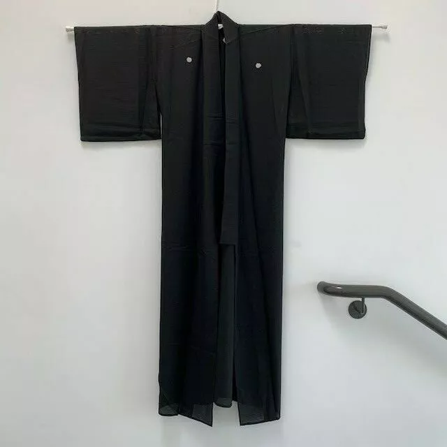 Mélange soie noire pure kimono japonais vintage avec écusson familial - pleine longueur