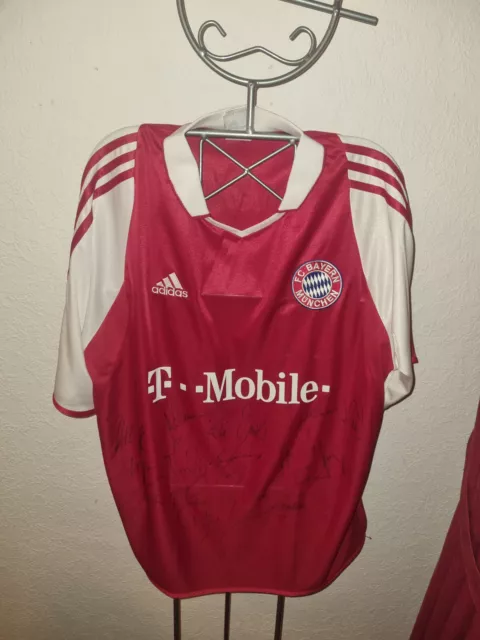 FC Bayern München Trikot 2003/04 mit Original Unterschriften der Mannschaft "RAR