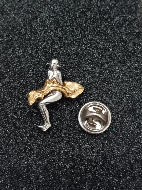 Pin's Vintage - Forme De Toque De Chef Cuisinier En Métal Doré - Occasion