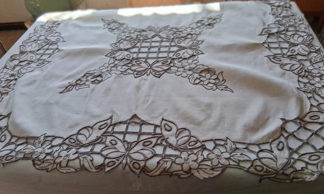 Superbe NAPPE ancienne brodée main jolis motifs JOURS RICHELIEU