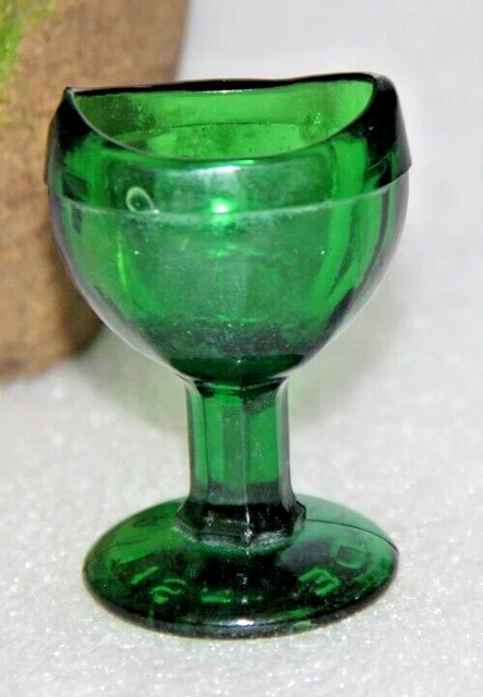 Tazza per il lavaggio degli occhi in vetro verde vintage degli anni '30...