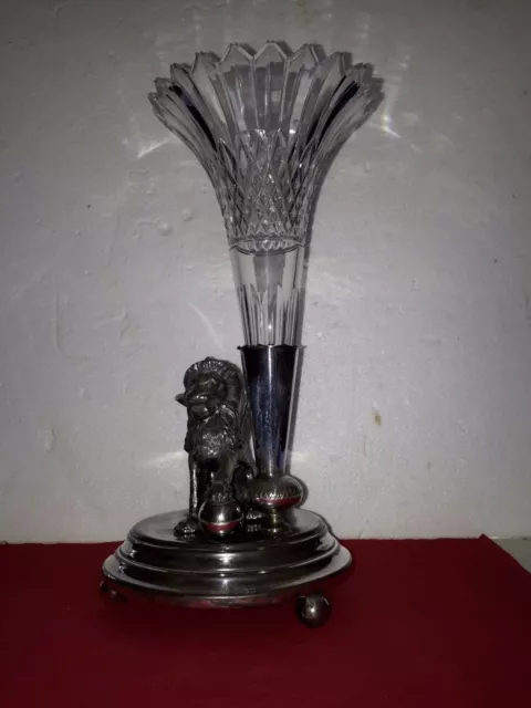 Vase cornet en cristal de Baccarat non signé, base en métal argenté, lion bronze