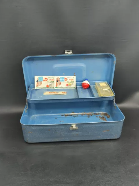 1950'S VINTAGE VICTOR Metal Fishing Tackle Box with one tray