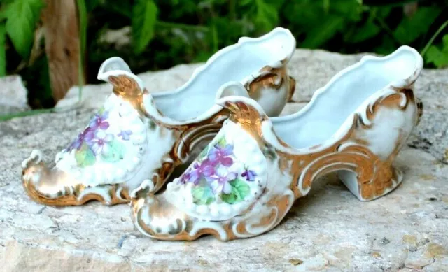 ancienne paire de chaussure en porcelaine a décor de fleurs des violettes 3