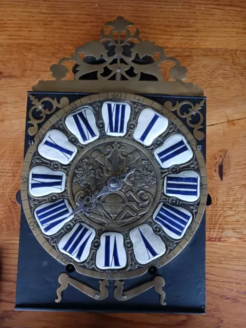 comtoise horloge mouvement ancien  au cadran cartouches du 18 eme  siécle