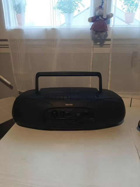 Poste SANYO MCD-Z8F  radio/ Cassette Tape K7 / Cd