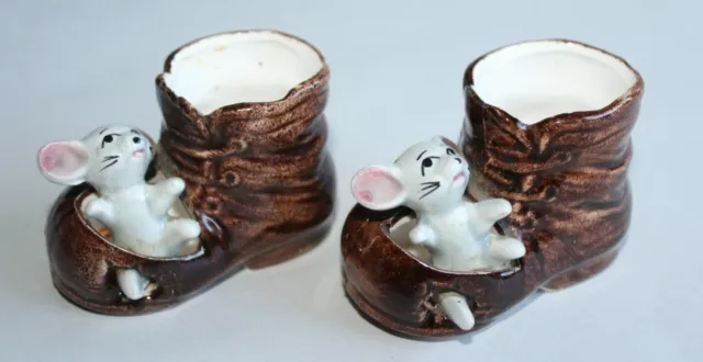 Paire de chaussures biscuit porcelaine décor petite souris, époque 1900