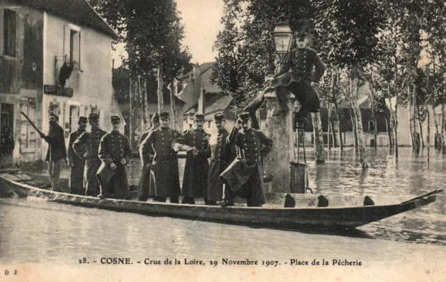 CPA 58 - COSNE (Nièvre) - 28. Crue de la Loire 1907. Place de la Pêcherie