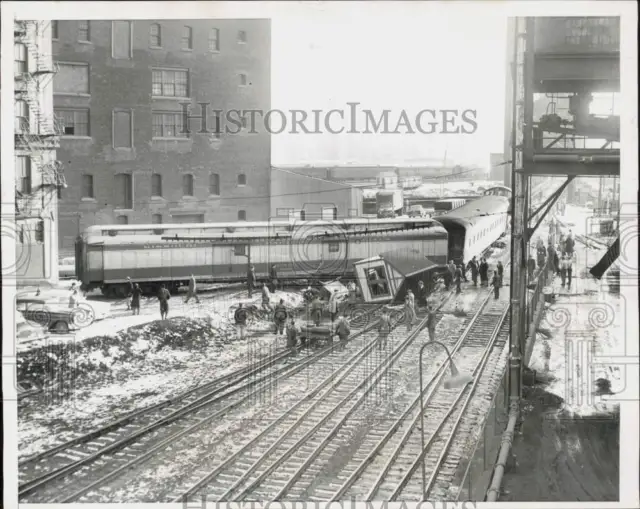 1957 Press Photo Workmen clear the tracks after train derailment in Chicago, IL