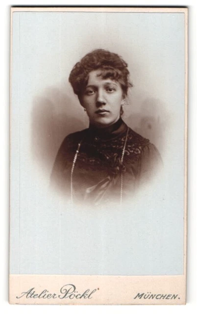 Fotografie Atelier Pöckl, München, Portrait junge Dame in zeitgenössischer Klei